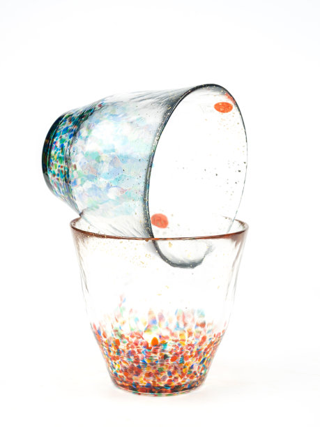 彩色斑点玻璃杯在白色背景图片下载