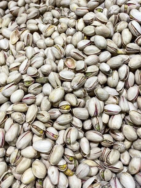 剥壳开心果堆的全画幅图片，市场摊档按重量出售的展示，健康食品零食，抬高视图图片下载