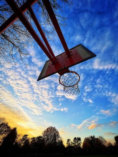 篮球框在日落与云景图片下载