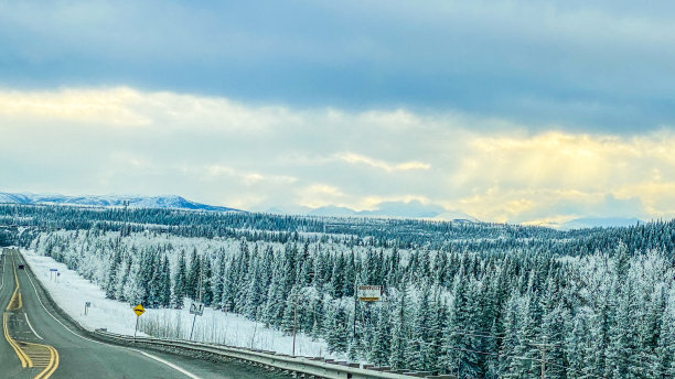 阿拉斯加内陆冬季驾驶图片下载