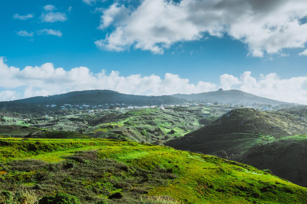 绿草如茵，蓝天白云素材图片