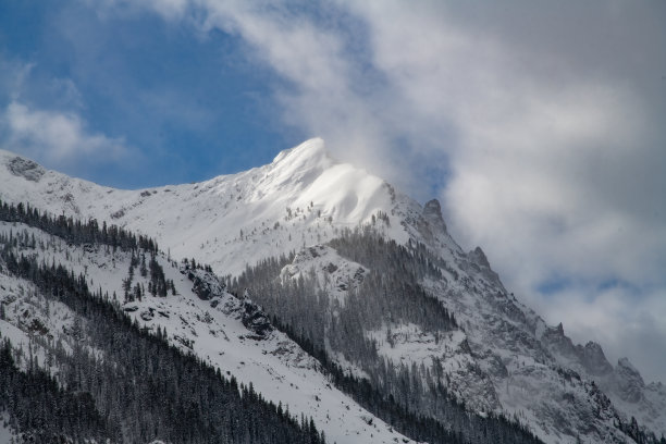 美国蒙大拿州黄石国家公园东北部边缘的库克城附近的雪峰和云图片下载