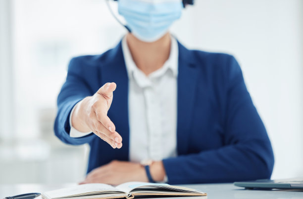 商务上的握手，谢谢，以及向客户或客户伸出寻求顾问的手。专业员工以欢迎或问候的手势进行参观咨询或协议。图片下载