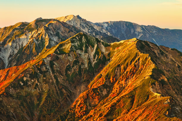北阿尔卑斯山脉日落时，从高龙山到雪罗玛山的山脊线图片下载