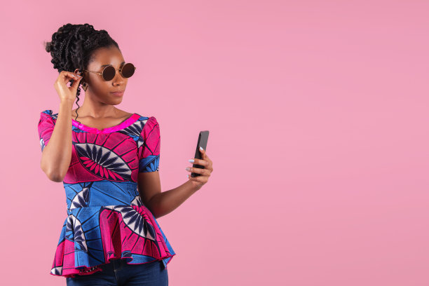 戴眼镜的美国黑人妇女整理她的头发图片下载