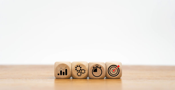 商业战略，行动计划，目标和目标，堆叠木块步骤与图标关于商业战略和行动计划。业务发展理念。副本的空间。图片下载