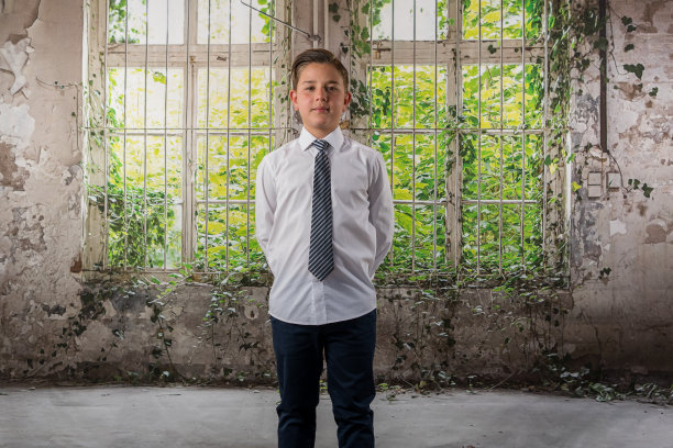 可爱的男孩穿着正装摆造型图片下载