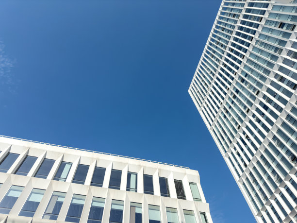 现代写字楼低角度观景图片下载
