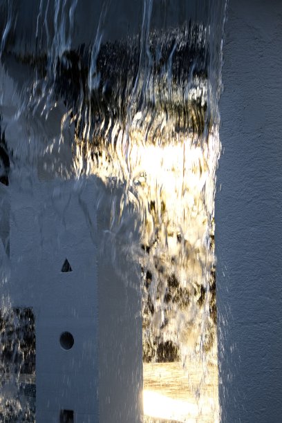 在穆尔西亚市的一个花园中，引人注目的喷泉与瀑布般的水图片下载