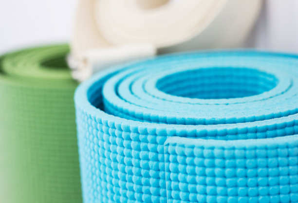 两个绿色和蓝色的瑜伽垫和白色的腰带图片下载