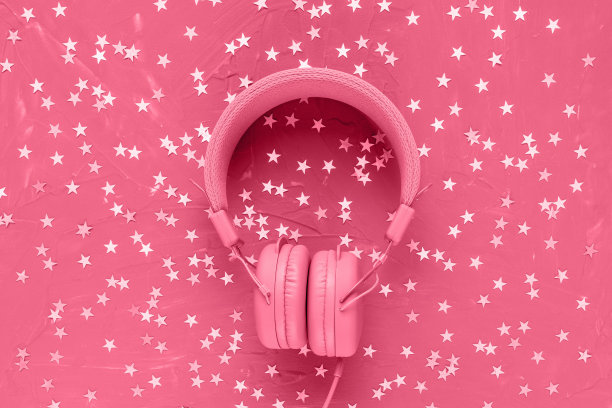 耳机上的节日圣诞节日背景颜色为2023年洋红色万岁图片下载