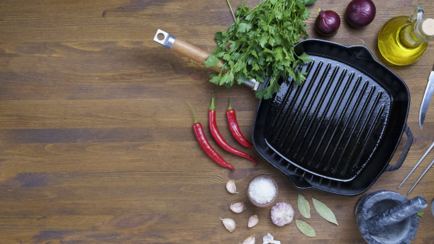 黑铁空烤盘上的木质纹理图片下载