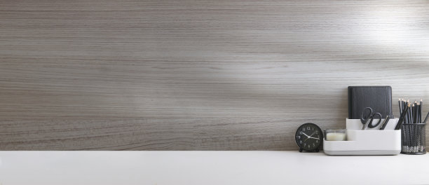 最小的工作空间，白色桌子上有笔记本、铅笔架和闹钟。复制文本空间。图片下载