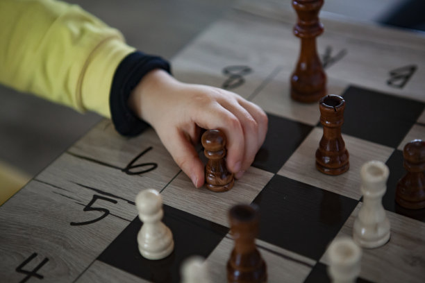 小女孩下棋，公平和不公平的比赛，小时候的竞争。图片下载