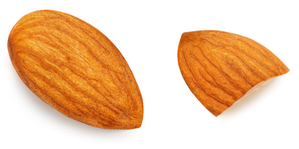 白色背景上的杏仁。扁桃仁生片平铺。俯视图图片下载