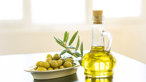 橄榄油和橄榄浆果在木桌上图片下载
