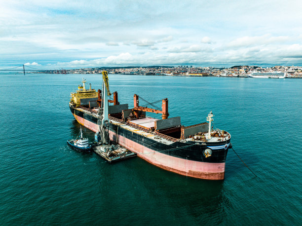 大型货船在里斯本的鸟瞰图图片下载