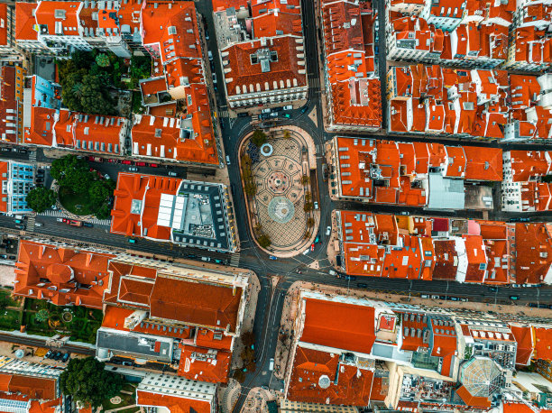 里斯本市中心狭窄街道的传统房屋红色屋顶的空中鸟瞰图图片下载