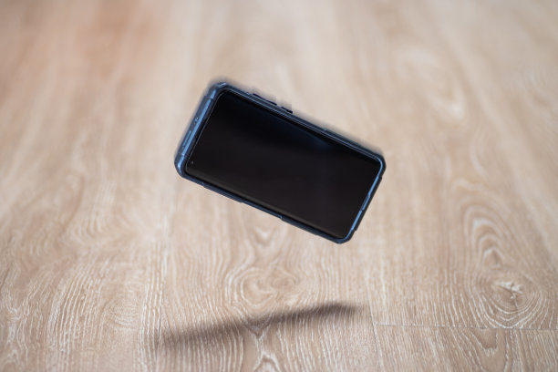 手机掉到地上。图片下载