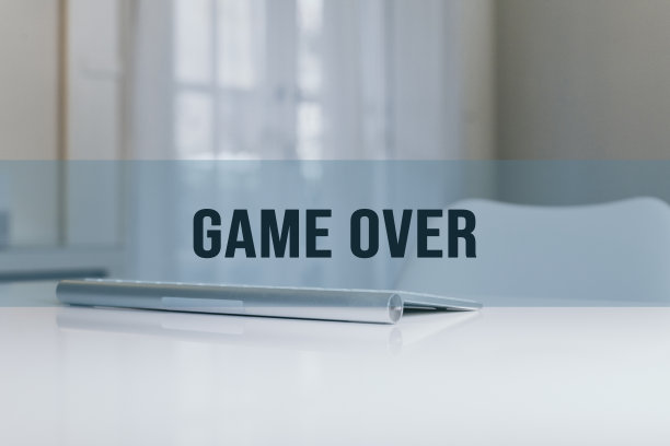 键盘在白色的桌子上。没有一个人。空荡荡的现代空间。游戏结束的概念。图片下载