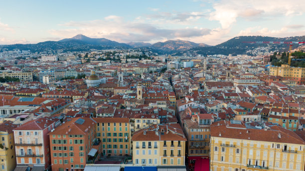 尼斯，法国海岸和城市的鸟瞰图。老城区的建筑，无人机视图图片下载