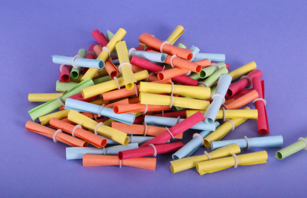 一堆五颜六色的彩券躺在淡紫色的地上图片下载