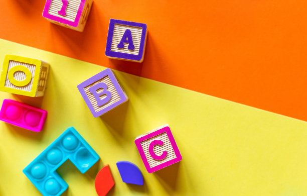 木制玩具，印有字母的积木，还有数字。学前、小学教育。儿童发展游戏。教育日托玩具。图片下载