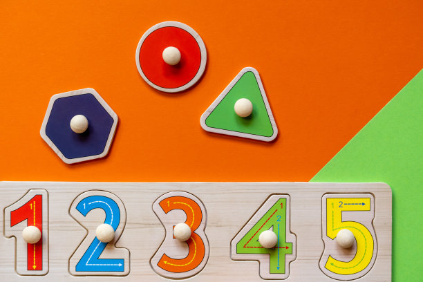 木制玩具，印有字母的积木，还有数字。学前、小学教育。儿童发展游戏。教育日托玩具。图片下载