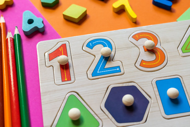 木制玩具，印有字母的积木，还有数字。学前、小学教育。儿童发展游戏。教育日托玩具。图片下载