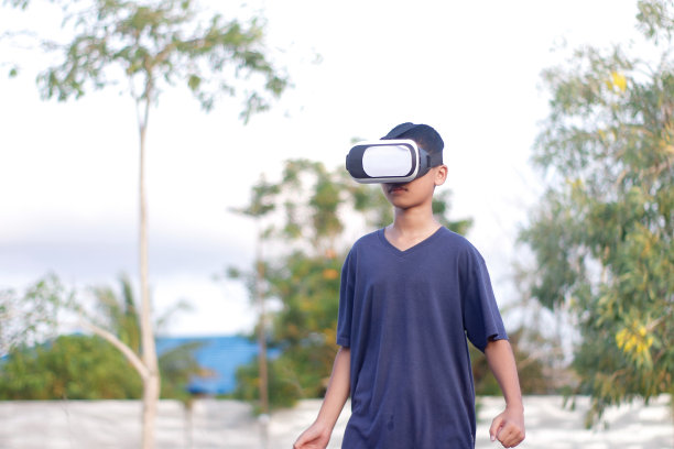 孩子在户外玩虚拟现实图片下载