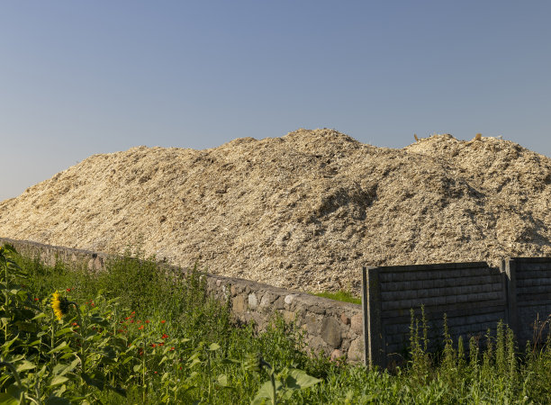 一家木工公司的一大堆锯末图片下载