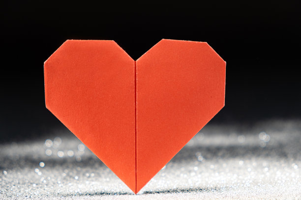 情人节的折纸——黑色背景的红纸心形，自己动手，自己动手。图片下载