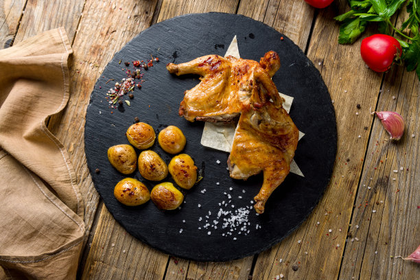 炸鸡烟草和迷你土豆在盘子上的木桌顶部视图图片下载