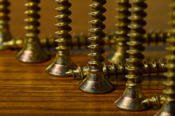 青铜色螺丝钉特写照片图片下载