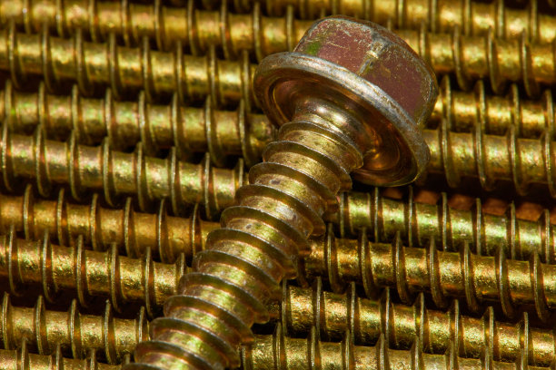 青铜色螺丝钉特写照片图片下载