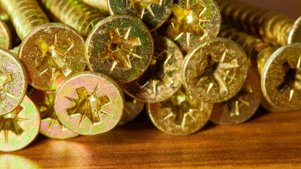 青铜色螺丝钉特写照片图片下载