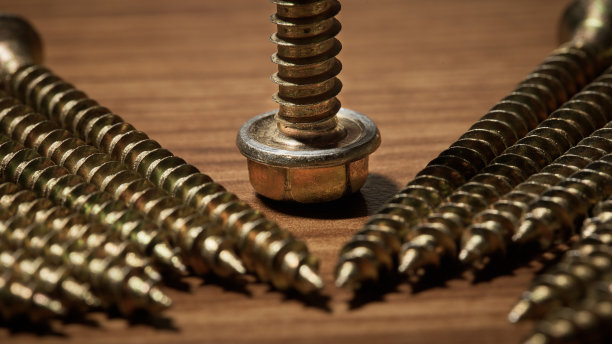 青铜色螺丝钉特写照片图片下载