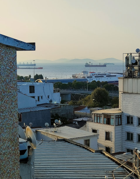 伊斯坦布尔城市观清真寺与苏丹艾哈迈德地区的天空。日落在伊斯坦布尔，土耳其苏莱曼清真寺，奥斯曼帝国清真寺图片下载