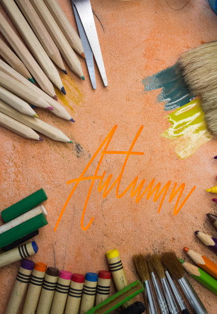 头顶拍摄的秋季文本学校用品。画笔，铅笔，艺术工具。艺术和工艺工作工具。图片下载