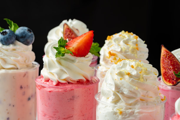 大量的慕斯甜点收集在玻璃杯餐饮图片下载
