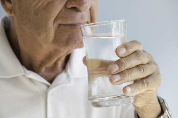 老人喝水图片下载