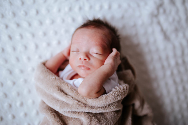 新生男婴图片下载