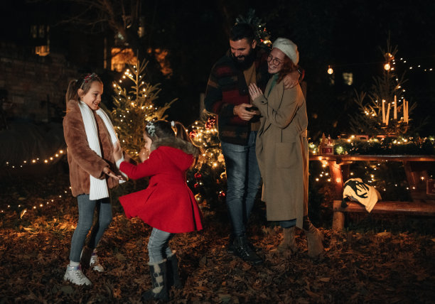 小女孩们在后院玩耍图片下载