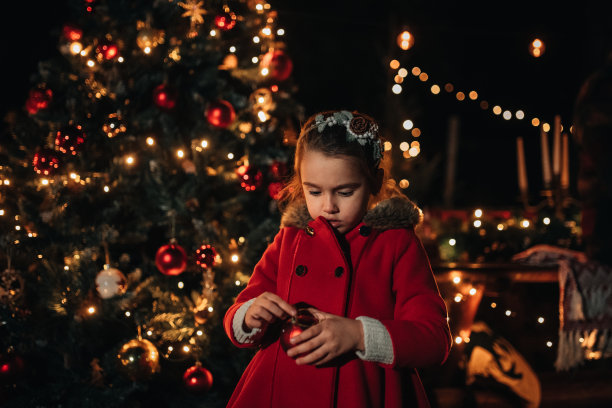 可爱的小女孩玩圣诞装饰品图片下载