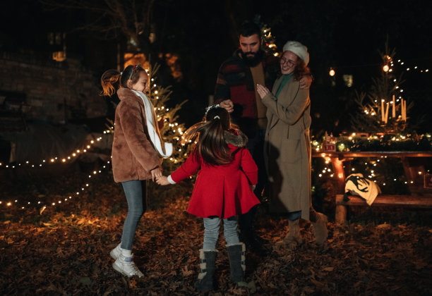 两个小女孩对圣诞节感到兴奋图片下载