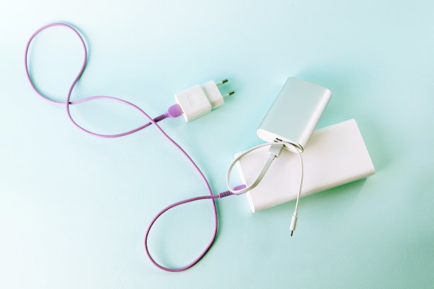 充电宝，桌上的外部电池和usb线，万能移动电池，可以给小玩意充电，也可以给智能手机充电图片下载