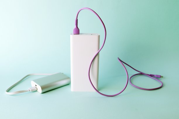 充电宝，桌上的外部电池和usb线，万能移动电池，可以给小玩意充电，也可以给智能手机充电图片下载