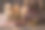 照片包装的礼物放在蜡烛旁边的桌子上图片下载