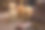 照片盒和礼物放在桌子上，背景是点燃的蜡烛，挂着节日花环图片下载