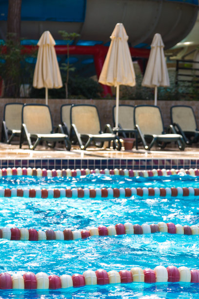 水上乐园有泳道的运动游泳池图片下载